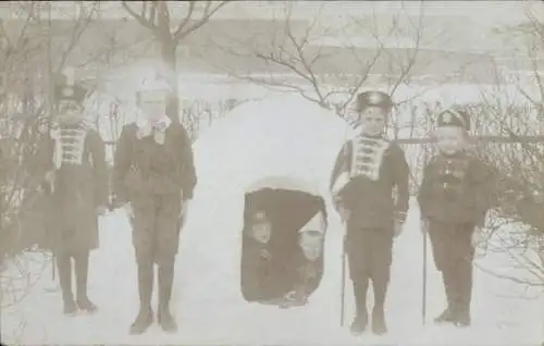 Foto Ak Kinder in Husaren-Uniformen