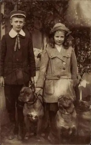 Foto Ak Kinder, Geschwister, Hunde, Boxer