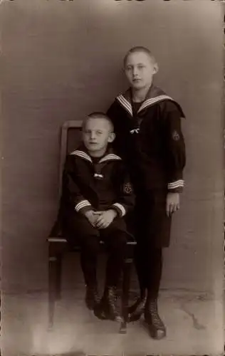 Foto Ak Zwei Jungen in Matrosenuniformen, Porträt