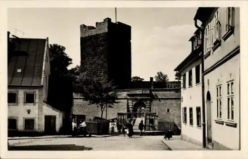 Ak Cheb Eger Region Karlsbad, Schwarzer Turm, historische Gebäude, Menschen auf der Straße, St...
