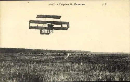 Ak Doppeldecker, Farman, über einem Feld