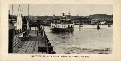 Ak Svendborg Dänemark, Dampfschiff im Hafen, malerische Umgebung, Spaziergänger am Wasser