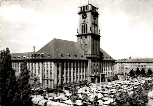 Ak Berlin Schöneberg, Rathaus Schöneberg, Uhrturm, Marktstände, Bäume