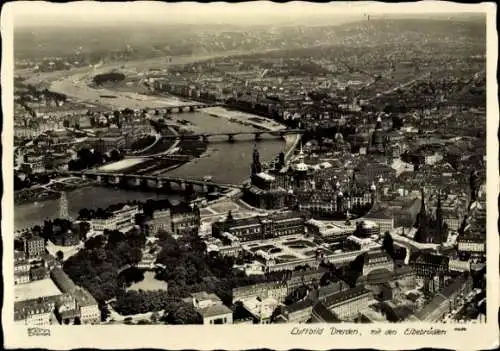 Ak Dresden Altstadt, Luftbild von  Elbebrücken, Stadtansicht, grüne Parks