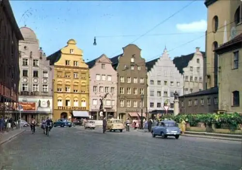 Ak Augsburg in Schwaben, Stadtansicht mit bunten Häusern, Straßenverkehr, Fahrräder, blauem Himme