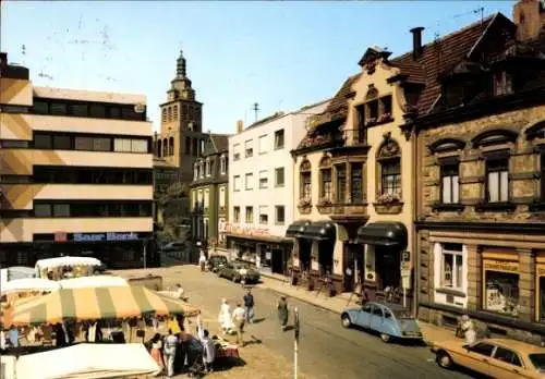 Ak Saarbrücken im Saarland, Stadtansicht, Gebäude, Marktstand, Kirche im Hintergrund