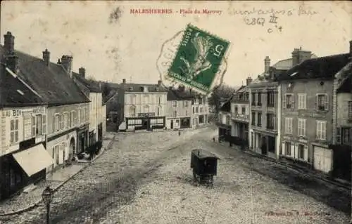 Ak Malesherbes Loiret, Platz du Martroy, alte Häuser, Karren, Schwarz-Weiß-Foto