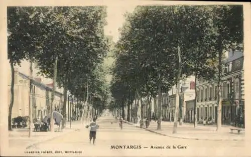 Ak Montargis Loiret, Avenue de la Gare, Bäume, Häuser, Straße, Radfahrer, Junge