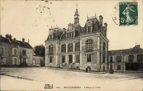 Ak Malesherbes Loiret, Rathaus von  Häuserflucht und Straße