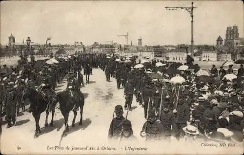 Ak Orléans Loiret, Parade zu Jeanne d'Arc, Soldaten in Uniform, Pferde, Schirme