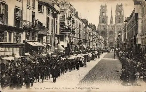 Ak Orléans Loiret, Parade zu den Festlichkeiten von Jeanne d'Arc, Menschenmenge, Kathedrale im Hi