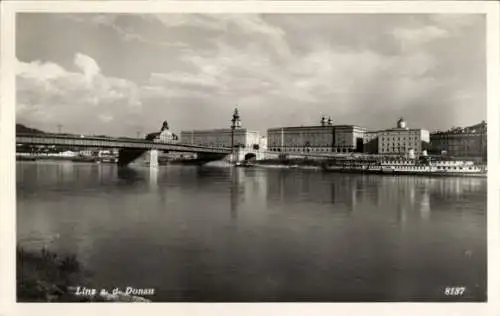 Ak Linz an der Donau Oberösterreich, Flussansicht, Stadtgebäude, Brücke, Wolken am Himmel
