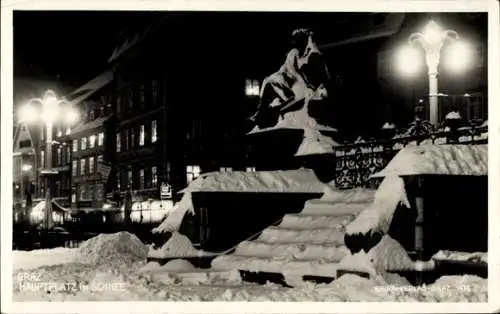 Ak Graz Steiermark, Hauptplatz im Schnee, Nachtaufnahme, Schnee auf Statue und Treppe