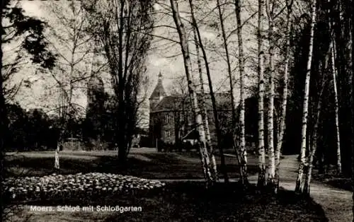 Ak Moers am Niederrhein, Schloss mit Schlossgarten, Bäume, Blumenbett, Schwarz-Weiß-Fotografie