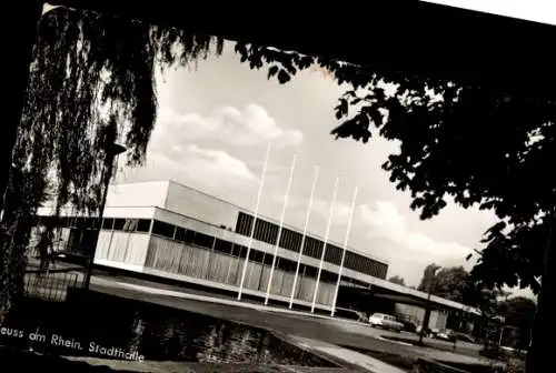 Ak Neuss am Rhein, Stadthalle, moderne Architektur, Flaggenmasten, Blick auf das Gebäude