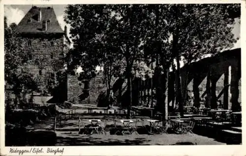 Ak Nideggen in der Eifel, Burghof, Burggaststätte