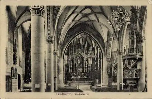 Ak Leutkirch im Allgäu Württemberg, Stadtkirche, Innenansicht, gotische Architektur, hohe Säulen