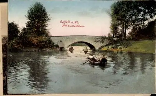 Ak Krefeld am Niederrhein, Bootspartie auf dem Stadtwaldteich, Brücke