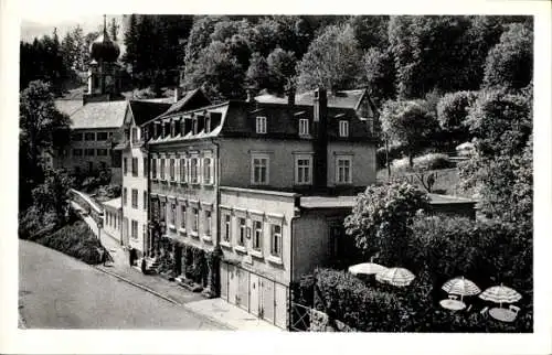 Ak Triberg im Schwarzwald, Hotel und Pension Tanne, bewaldete Hügel, Autos auf Straße, Sonnenschi