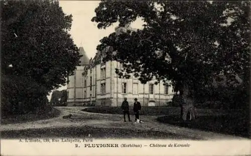 Ak Pluvigner Morbihan, Schloss Kéronic, zwei Personen, Bäume, Weg