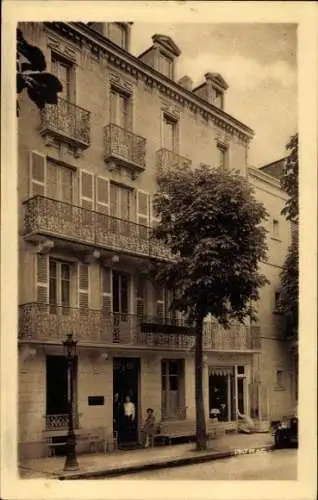 Ak Vichy Allier, Hotel du Chateau d'Eau, Gebäude mit Balkonen, Bäume, Straßenszene