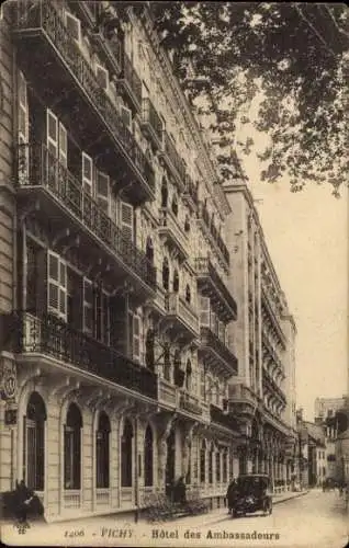 Ak Vichy Allier, Hôtel des Ambassadeurs, Straße mit Bäumen, alte Architektur