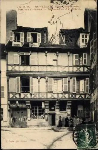 Ak Moulins Allier, Historische Gebäude, Straßenansicht, Menschen, 