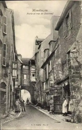 Ak Montluçon Allier, Straße mit alten Gebäuden, Personen, Laterne, Bogen