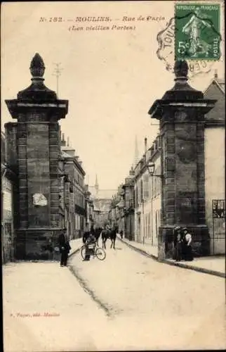 Ak Moulins Allier, Straße Rue de Paris, alte Tore, Menschen, Fahrräder, Stadtansicht