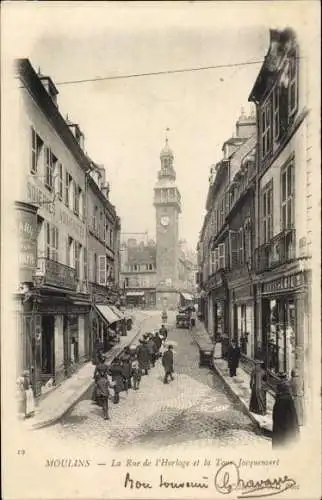 Ak Moulins Allier, Straße mit m Uhrenturm, Menschen, alte Architektur
