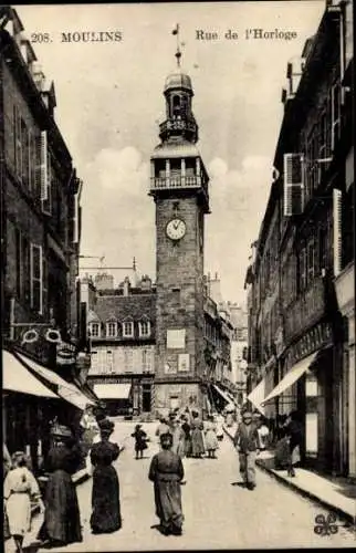 Ak Moulins Allier, Stadtansicht mit Uhrenturm, alte Architektur, Menschen auf der Straße