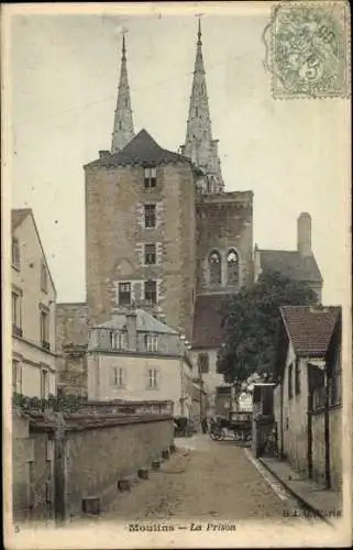 Ak Moulins Allier, Moulins - La Prison, Gebäudekomplex, Türme, Straßenszene