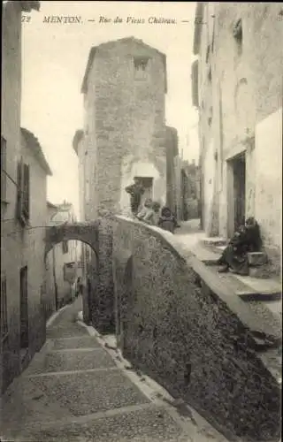 Ak Menton Alpes Maritimes,  Rue du Vieux Château, schmale Straße, alte Architektur, Menschen