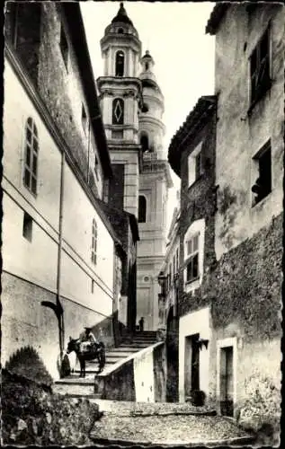 Ak Menton Alpes Maritimes, Engpass zwischen Gebäuden, Kirche im Hintergrund,  Architektur