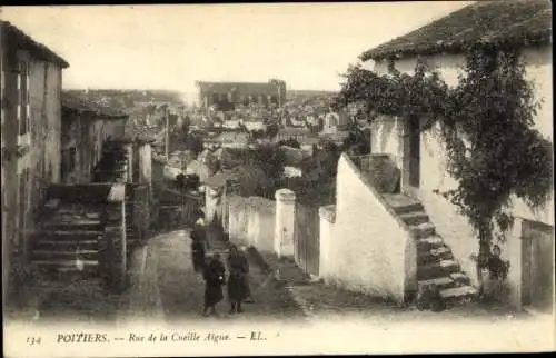 Ak Poitiers Vienne, Stadtansicht, Rue de la Cueille Aigue, Gebäude im Hintergrund, mehrere Mensch