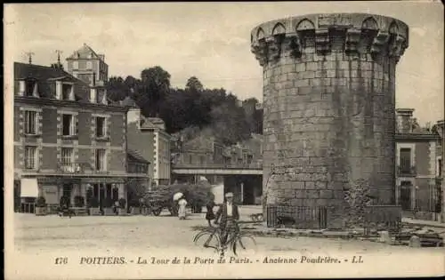 Ak Poitiers Vienne, Historischer Turm, Gebäude, Radfahrer, städtische Szenerie