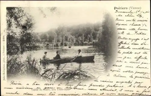 Ak Poitiers Vienne, Drei Personen im Boot, Flusslandschaft, typisches Ufer