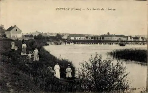 Ak Courlon Yonne, Flusslandschaft, Frauen in r Kleidung, Häuser im Hintergrund