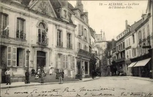Ak Auxerre Yonne, Platz Hotel de Ville, alte Architektur, Straßenansicht, Menschen