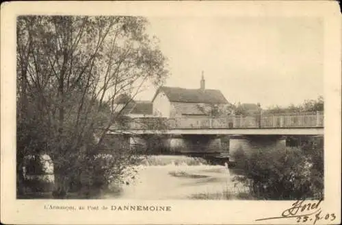 Ak Dannemoine Yonne, Brücke über den Fluss, landwirtschaftliche Gebäude, idyllische Landschaft