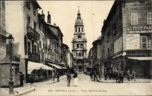Ak Bourg en Bresse Ain, Rue Notre-Dame, Kirche im Hintergrund, Straßenansicht,  