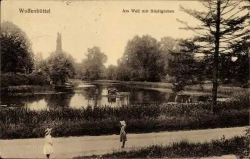 Ak Wolfenbüttel in Niedersachsen, Landschaftsaufnahme, Parklandschaft, Teich, Spaziergänger,  Sti