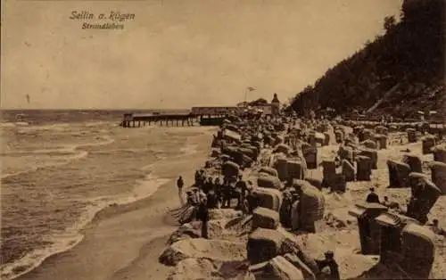Ak Ostseebad Sellin auf Rügen, Strand mit Badewagen, Meer, Steg, Personen