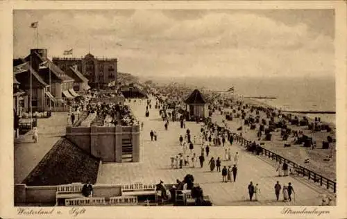 Ak Westerland auf Sylt, Strandpromenade, viele Menschen, Häuser, Strandkörbe