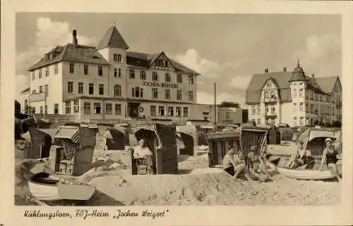 Ak Ostseebad Kühlungsborn, FDJ-Heim Jochen Weigert, Strandkörbe, Ostsee, Personen am Strand