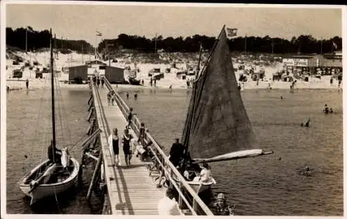 Foto Ak Ostseebad Baabe auf Rügen, Seebrücke, Strand, Segelboote