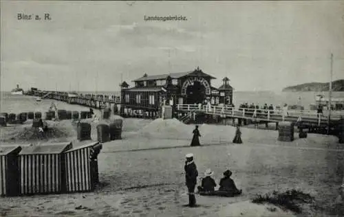 Ak Seebad Binz auf Rügen, Landungsbrücke in  Strandansicht,  Atmosphäre
