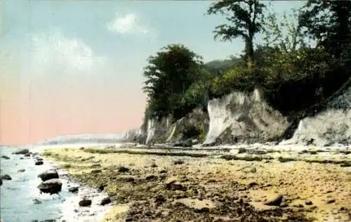 Ak Ostseebad Grömitz in Holstein, Küstenlandschaft, Klippen, Bäume, Strand, Wasser, steiniger Ufe