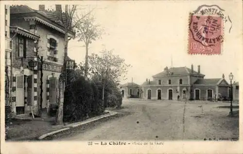 Ak La Châtre Indre, Restaurant, Platz der Gare, Gebäude auf der rechten Seite