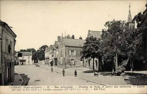Ak Vernou Indre et Loire, Vernou, Hauptstraße, alte Gebäude, Kirche, Bäume, schwarz-weiß,  Archit
